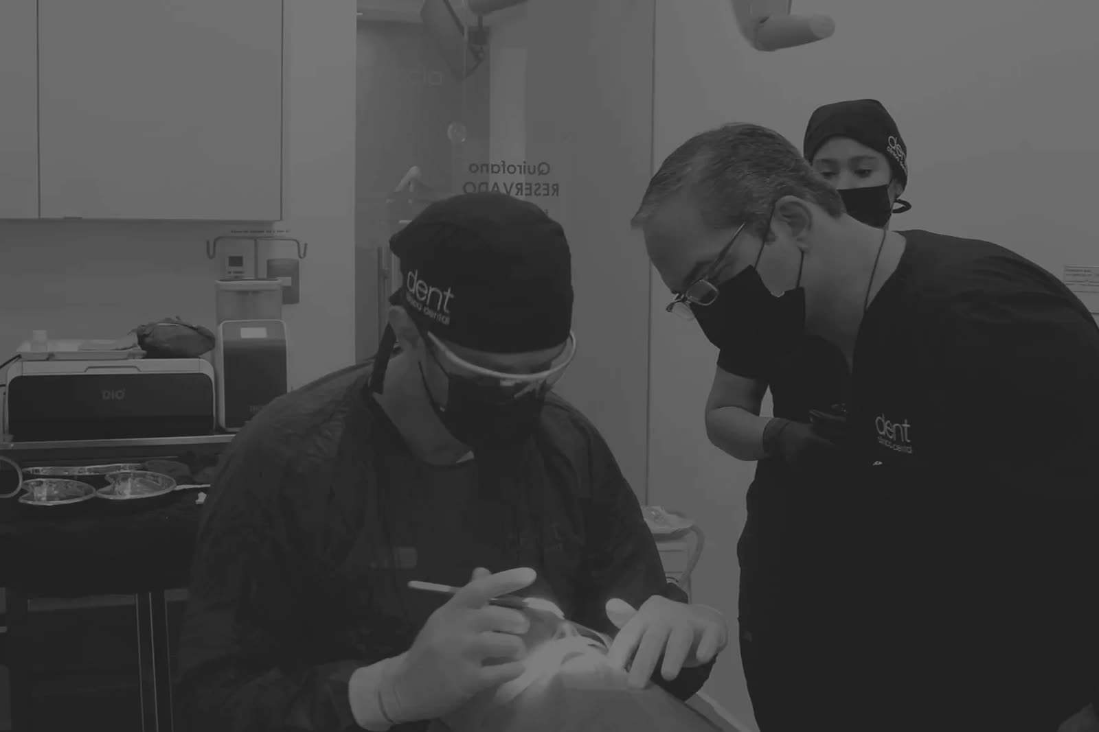 Un odontólogo y su asistente atienden a un paciente en un consultorio de Dent Clínica Dental