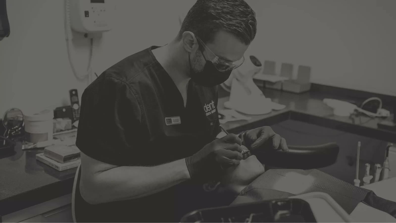 Odontólogo de Dent Clínica Dental atiende a un paciente recostado en el sillón del consultorio