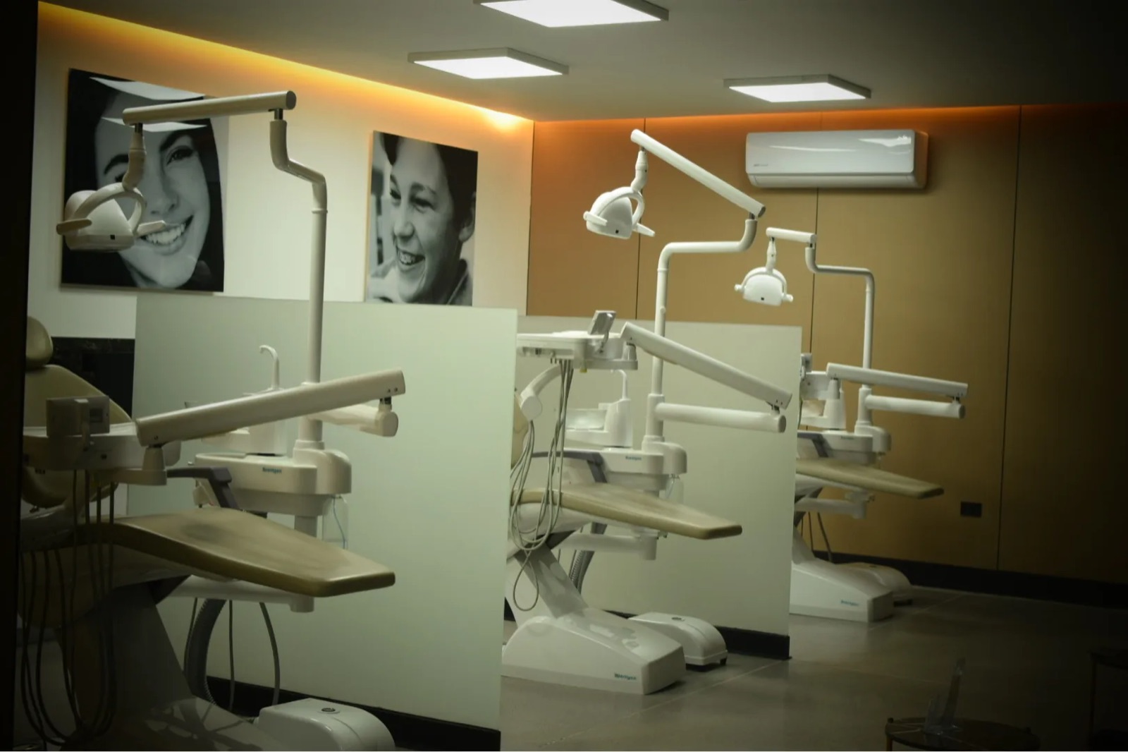 Área de ortodoncia con varias unidades dentales en Dent Clínica Dental
