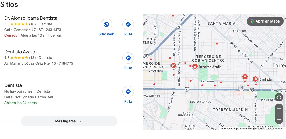 Local pack de Google para la búsqueda dentista en torreón: tres consultorios con sus reseñas y horarios junto a un mapa del centro de la ciudad