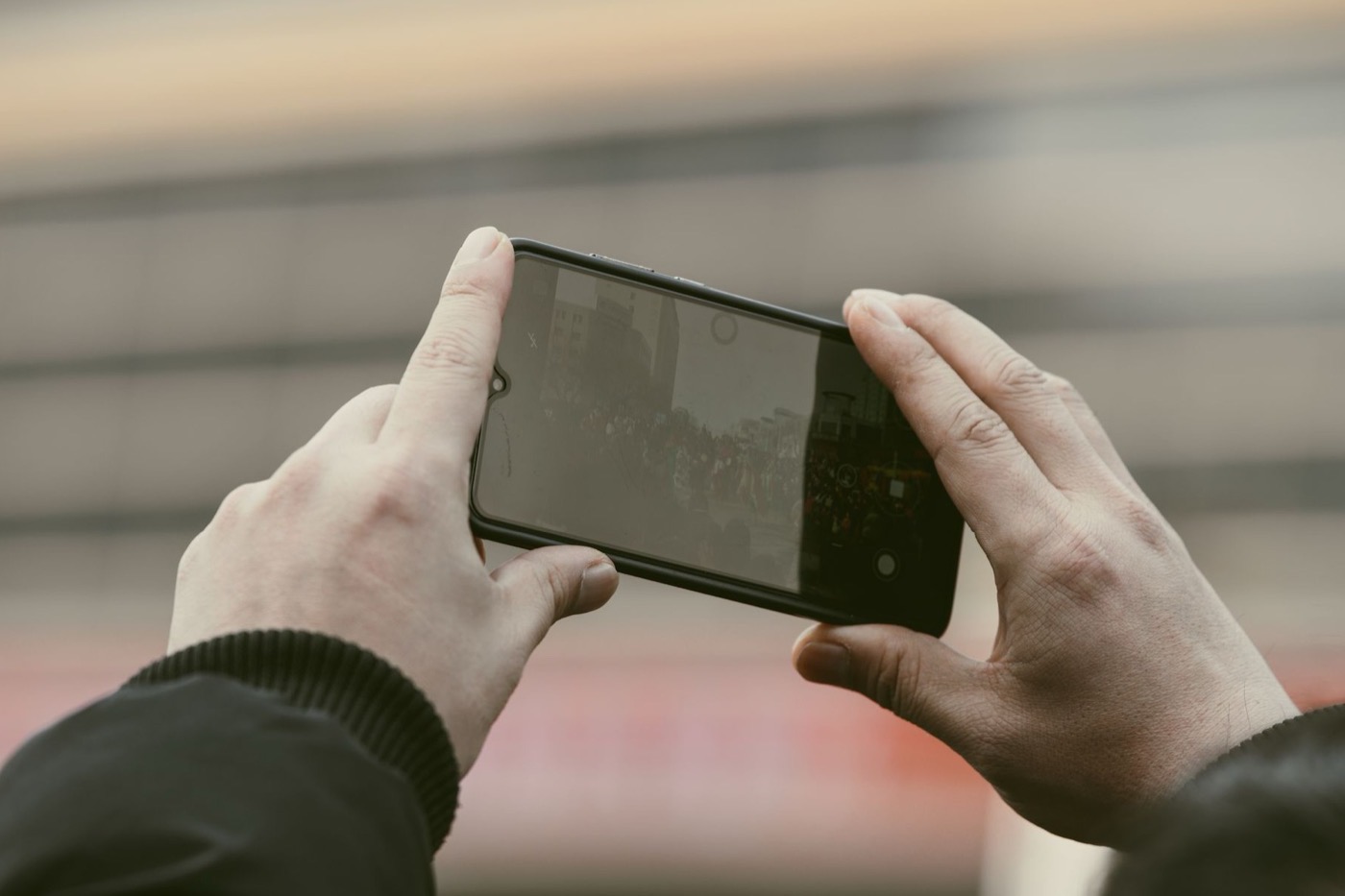 Persona tomando una foto con su celular, el tipo de archivo que después se sube al sitio sin reducir