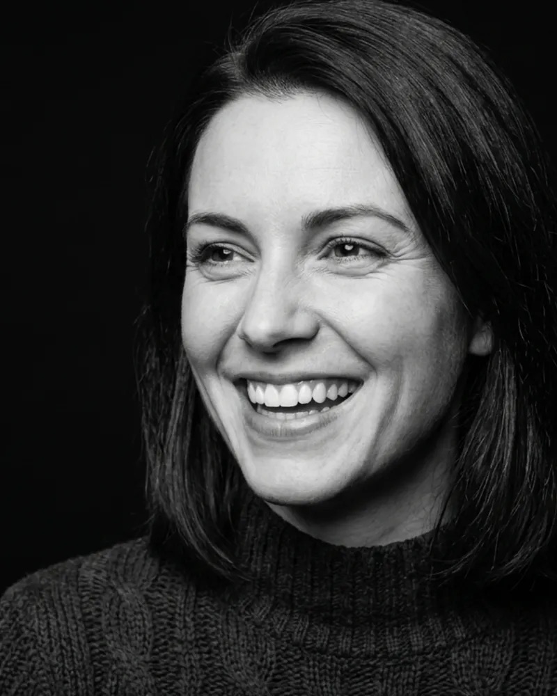 Retrato en blanco y negro de una mujer sonriendo, de la galería de sonrisas de Dent Clínica